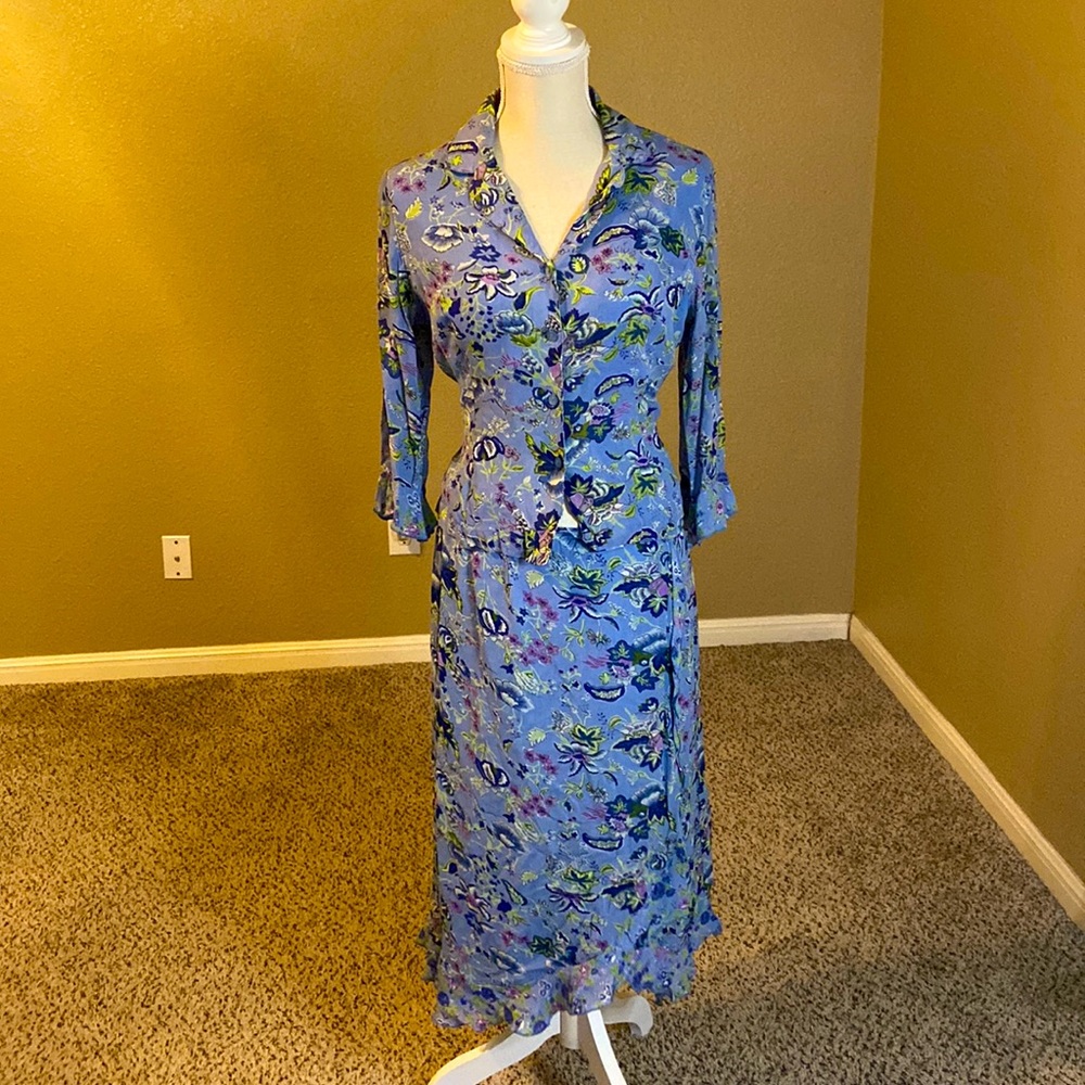 Two pieces vintage Requirements set.